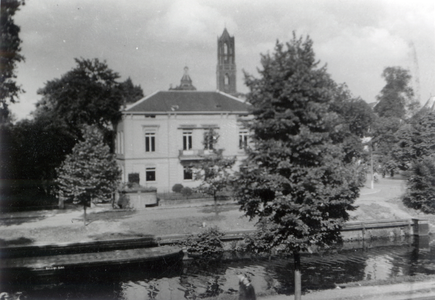 601500 Gezicht op het huis Mariaplaats 22 te Utrecht, vanuit een raam van het huis Catharijnesingel 54.